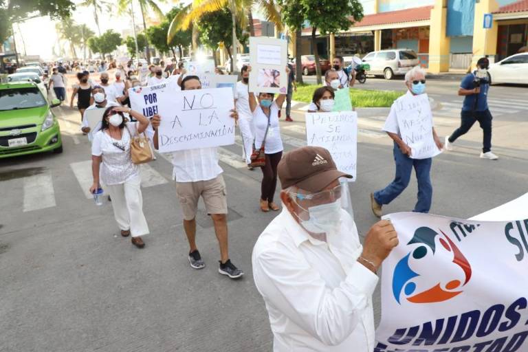 Marchan decenas de personas en Mazatlán contra la exigencia del certificado de vacunación en negocios