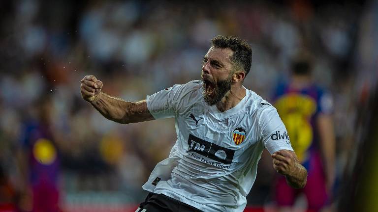 Luis Rioja cimentó la remontada del Valencia sobre el Barcelona, en la culminación de la temporada.