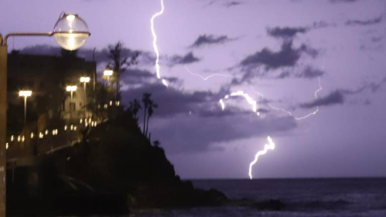 En Mazatlán se registraron tormenta eléctrica, relámpagos y fuertes vientos.