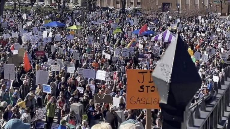 Manifestantes se movilizaron en distintas ciudades de Estados Unidos durante la jornada del movimiento “No Kings”, en rechazo al gobierno de Donald Trump.