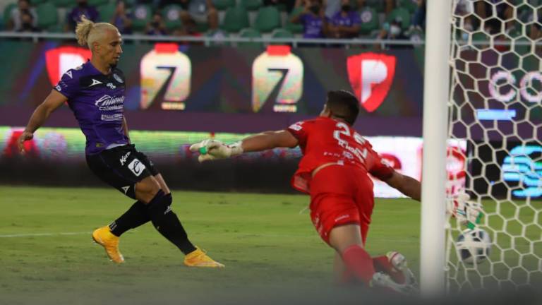 Camilo Sanvezzo logró el gol del triunfo al contrarrematar un balón suelto tras fallar un penal, para Mazatlán FC.