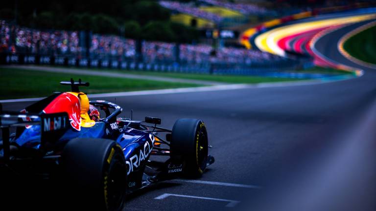 Max Verstappen domina la primera práctica.