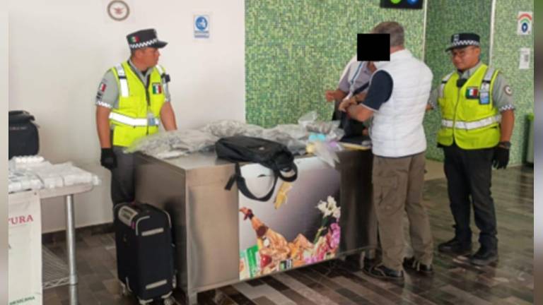 La detención se realizó derivado del apoyo de un binomio canino que detectó al pasajero con el equipaje sospechoso.