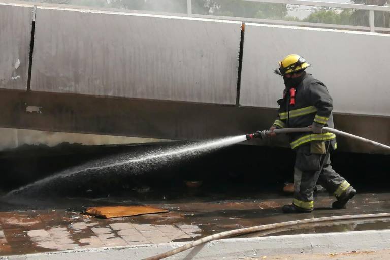 Se registra incendio bajo puente del malecón viejo, en Culiacán