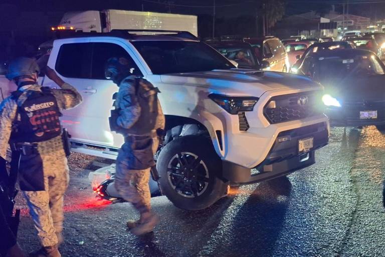 Queda motocicleta debajo de una camioneta tras accidente en Mazatlán