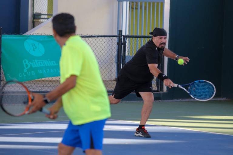 Sotero Arias y Ernesto Pérez se imponen en el segundo día del ‘Bajo Techo’ de tenis