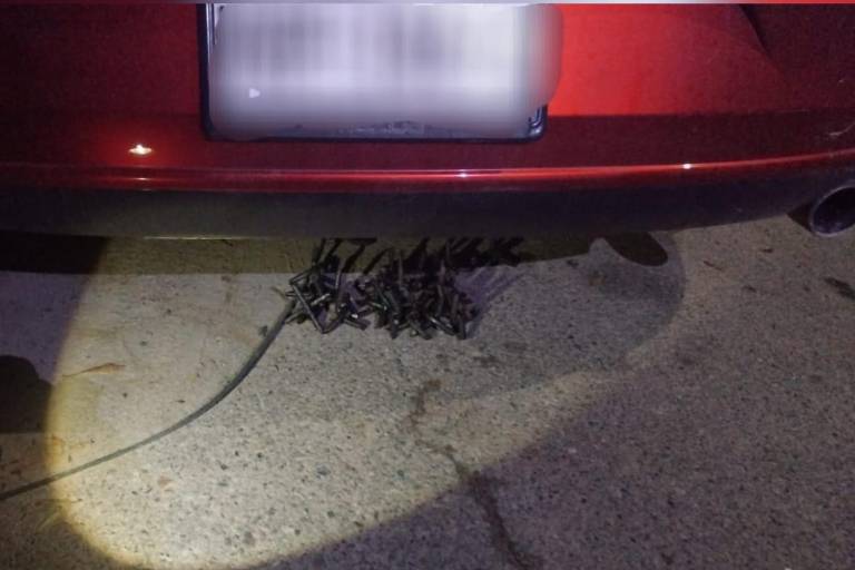 Capturan a hombre por lanzar ponchallantas frente a hospital en Culiacán