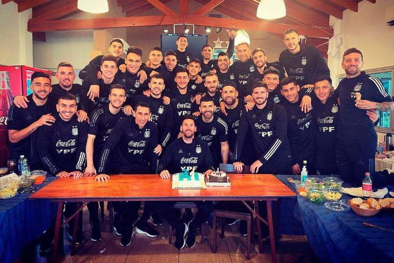 Messi celebra su cumpleaños número 34 junto a sus compañeros de la selección