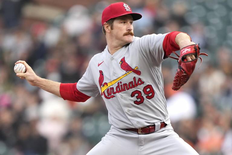 Cardenales otorgan extensión de dos años al derecho Miles Mikolas