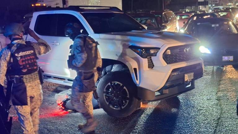 Tras el choque, los conductores de ambas unidades huyeron del lugar.