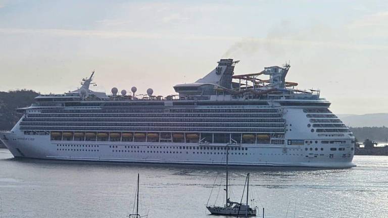 Llegada a Mazatlán del crucero turístico Navigator of the Seas.