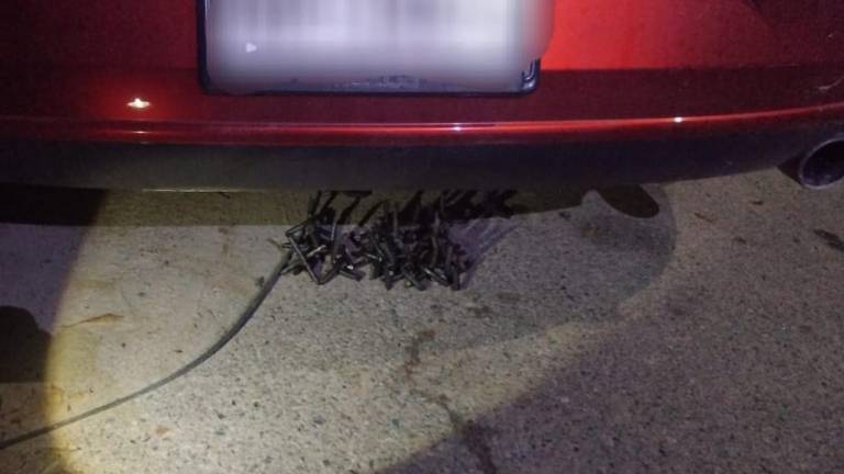 En el vehículo en el que circulaba el hombre fueron encontrados ponchallantas, como los lanzados frente al IMSS del Infonavit Humaya.