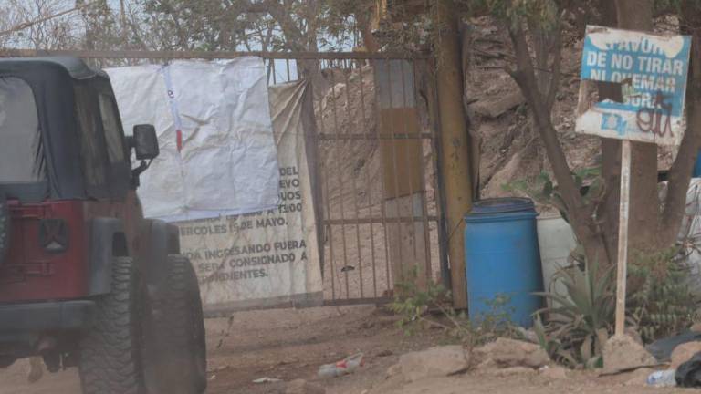 La lona de clausura que Profepa colocó a la entrada del basurón municipal de Mazatlán fue cubierta por otro plástico en blanco.