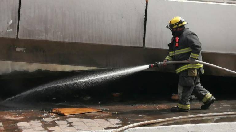 Se registra incendio bajo puente del malecón viejo, en Culiacán