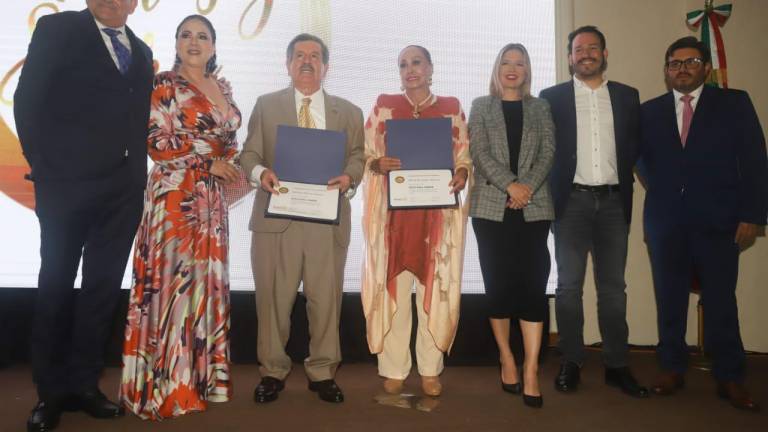 Dirigentes del Club Rotario Mazatlán Norte y autoridades entregan reconocimientos a Olivia Vidaurri Preciado y a Ignacio Osuna Moreno, fundadores de Grupo Panamá.