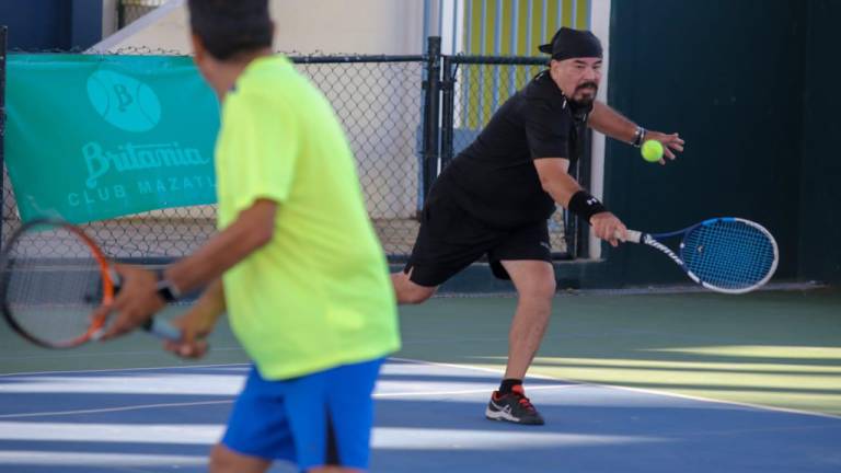 Sotero Arias y Ernesto Pérez se imponen en el segundo día del ‘Bajo Techo’ de tenis