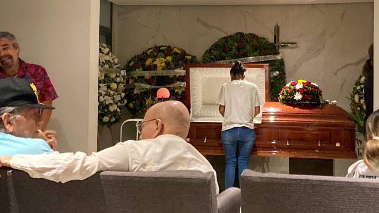 La comunidad artística y cultural de Mazatlán acompaña a la familia en el funeral del pintor Antonio López Sáenz