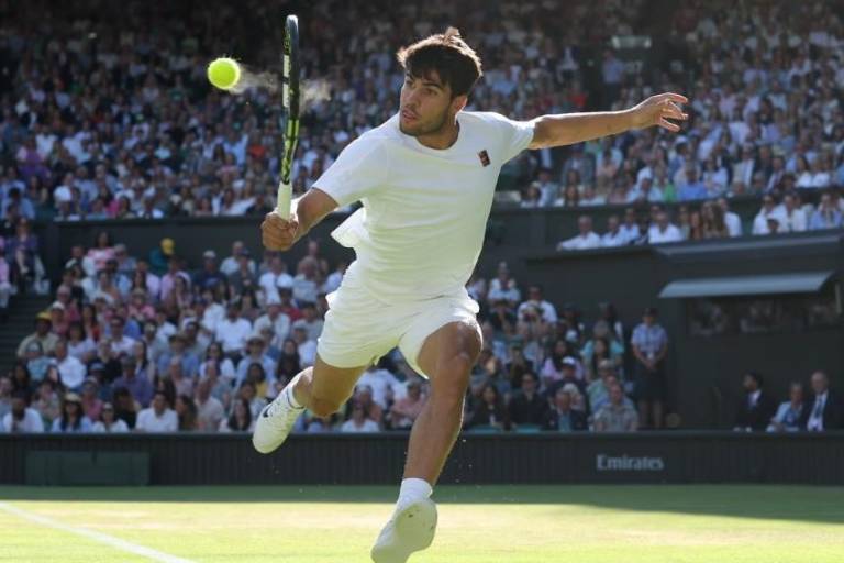 Carlos Alcaraz se lo pasa bien y avanza a semifinales en Wimbledon