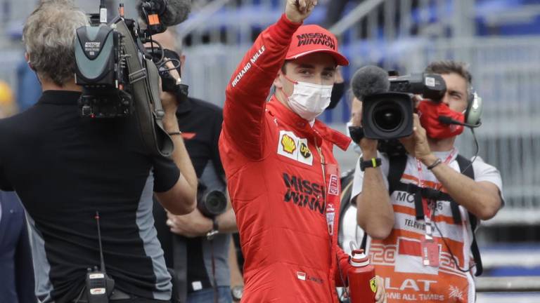 Charles Leclerc celebra tras haber conseguido la pole para el Gran Premio de Mónaco.