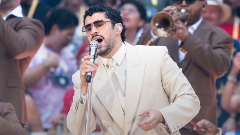 Bad Bunny suspende concierto por fuerte lluvia.
