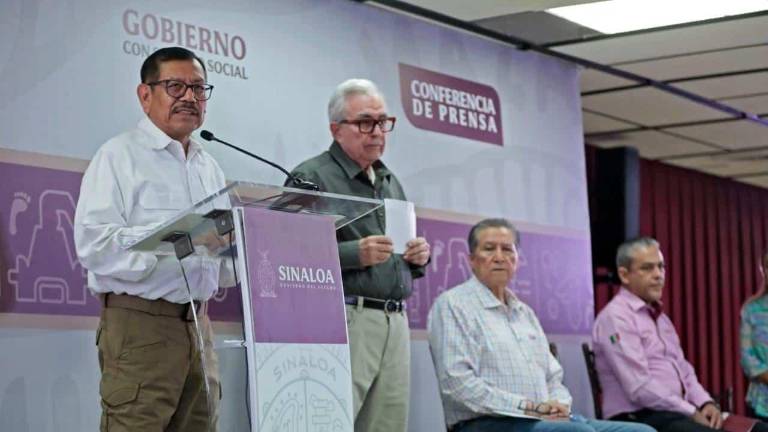 El ex Secretario de Seguridad en Sinaloa, Gerardo Mérida Sánchez, durante una conferencia del Gobernador Rubén Rocha Moya.