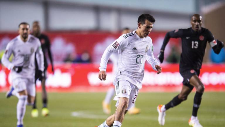 Lozano no pudo hacer mucho ante la defensa de Canadá.