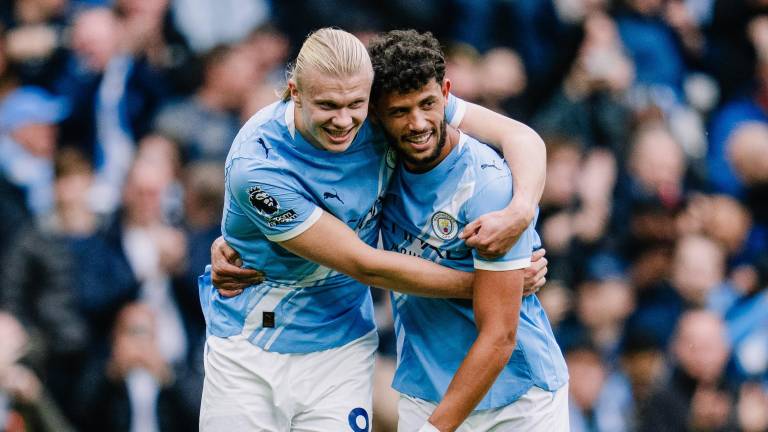 Erling Haaland (izquierda) aportó par de goles en la goleada en favor del Manchester City.
