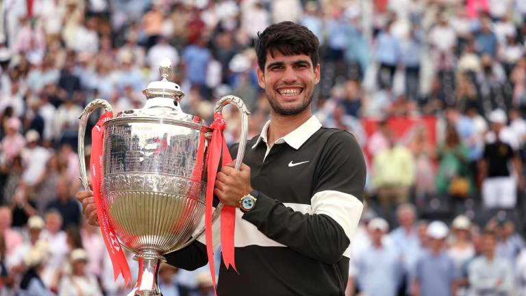 Carlos Alcaraz, con el título de campeón de Queen’s.