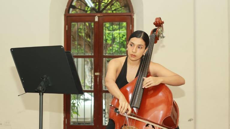 La contrabajista Deneb Madrigal ofreció un recital de recaudación de fondos para apoyar su participación en el Festival de Cuerdas de Oaxaca.