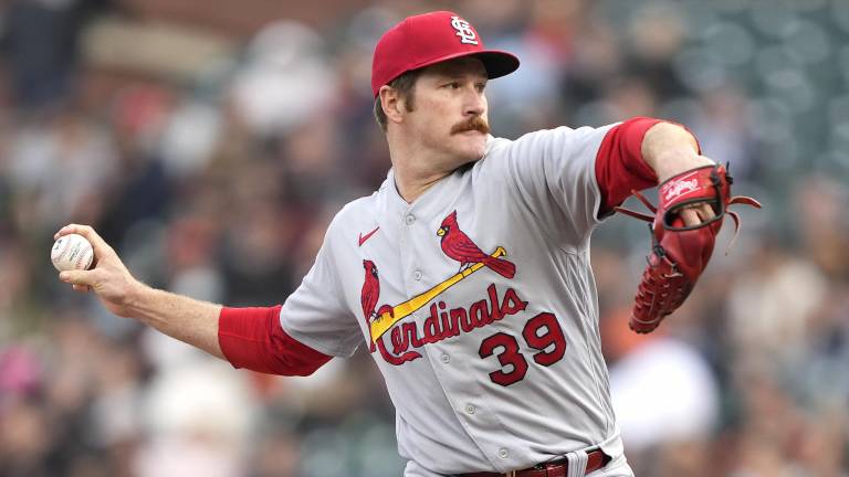 Miles Mikolas permanecerá con los Cardenales de San Luis, al menos dos temporadas más.