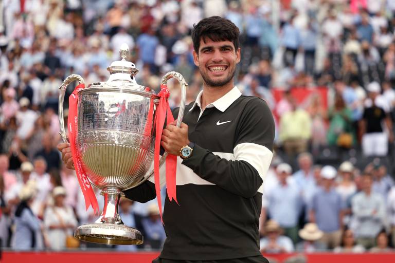 Alcaraz prolonga su momento dulce en Queen’s con su tercer título seguido