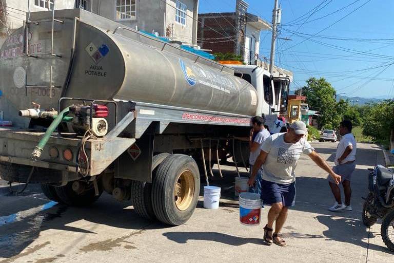 Sin descanso trabajó JUMAPAM para restablecer el suministro de agua en Villa Unión, el río se llevó la tubería