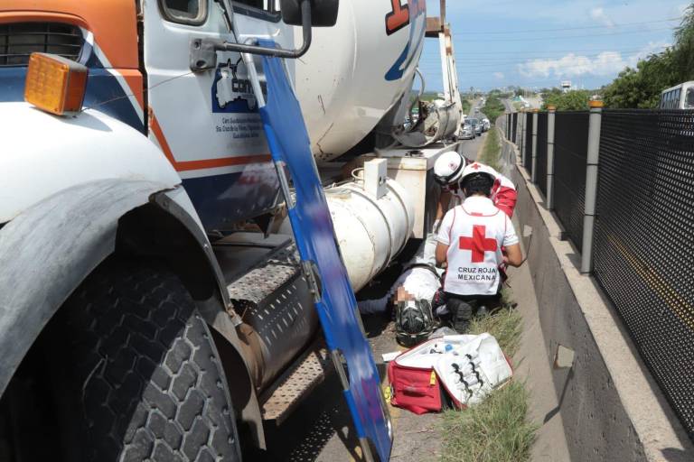 Motociclista grave tras ser arrollado por tráiler y camión trompo en la Carretera Internacional de Mazatlán