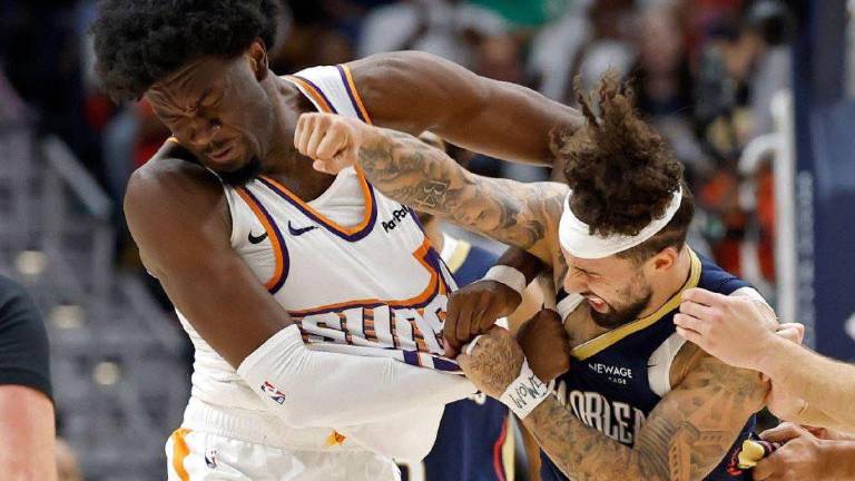 Mark Williams y José Alvarado, al momento de su pleito en el encuentro entre los Suns y los Pelicans.