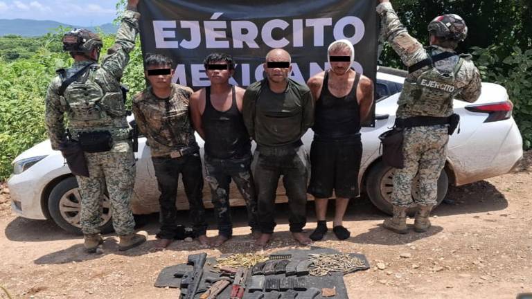Las cuatro personas y el armamento asegurado en San Francisquito quedaron a disposición de la FGR.