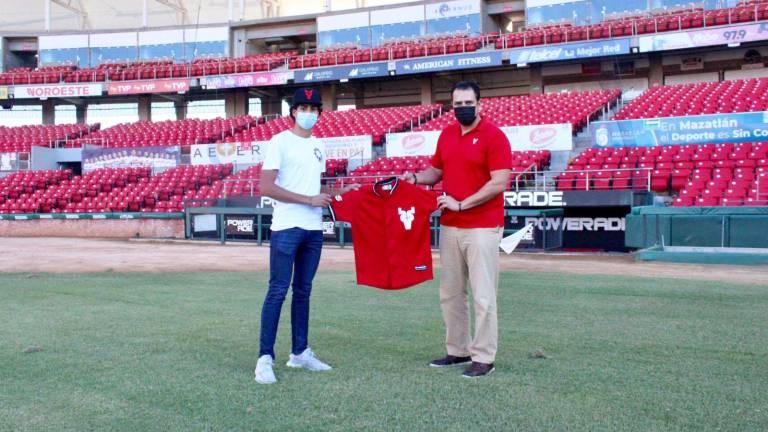 Esteban García recibe su jersey rojo de manos de Paúl Luque.