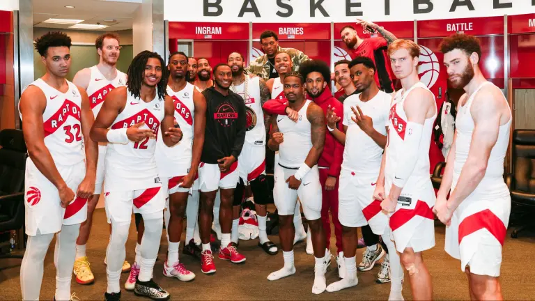 Los Raptors lograron un triunfo que los coloca a un juego del quinto lugar en el Este.