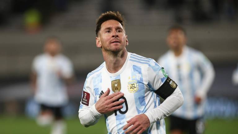Lionel Messi marca triplete.