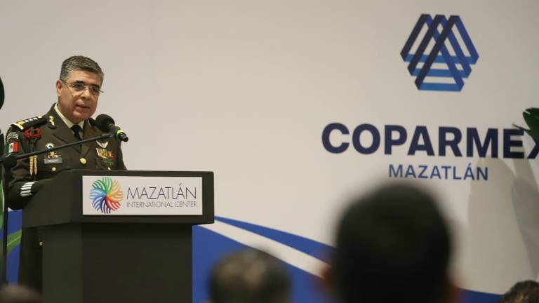 El General Guillermo Briseño Lobera, Comandante de la Tercera Región Militar, en charla con Coparmex Mazatlán.