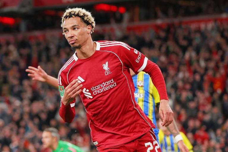 Liverpool y Chelsea avanzan sin problemas en la Carabao Cup; Raúl Jiménez resulta clave para el Fulham