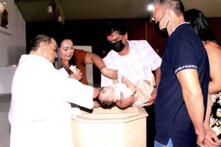 Íker Alexander recibe el sacramento del bautismo