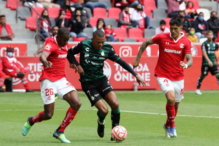 Toluca no perdona a Santos y se impone 2-1