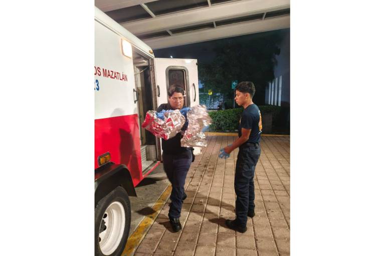 Ayuda personal de Bomberos Veteranos de Mazatlán a una joven en labor de parto en Santa Fe, al sur de la ciudad