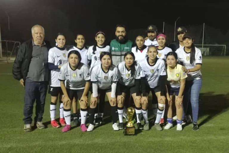 Premian a lo mejor del Torneo Navideño de futbol femenil de la Loma Rodriguera