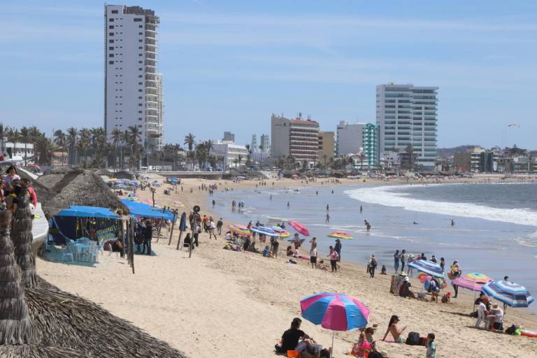Disfrutan cientos de personas de las playas y atractivos de Mazatlán