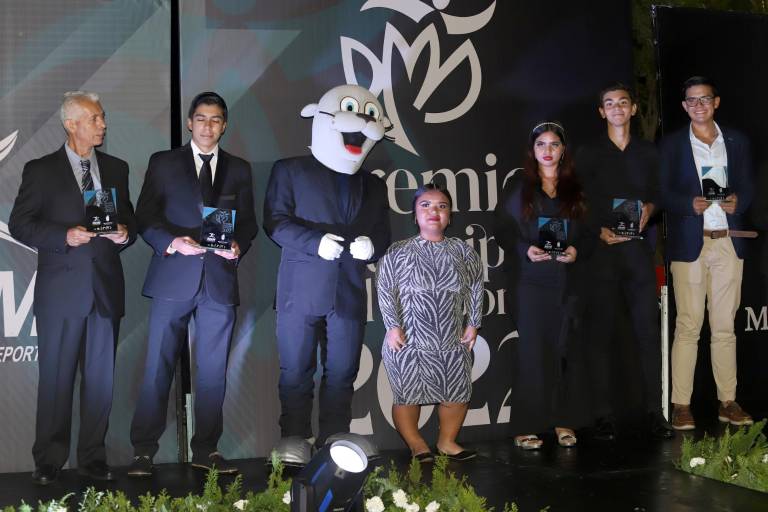 Disfrutan deportistas de alegre velada