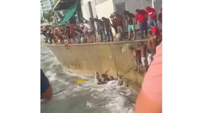 Elementos del Escuadrón de Salvamento Acuático rescataron a un menor que era arrastrado por una corriente marina en Playa Norte.
