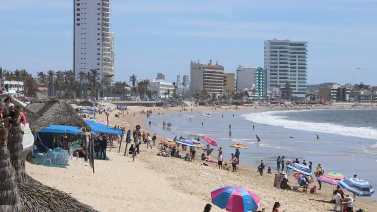Poco a poco los turistas llegan al puerto para disfrutar de este periodo vacacional.