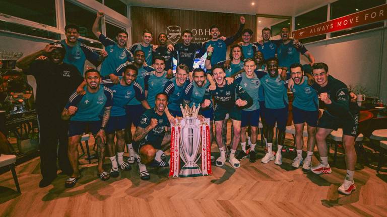 Arsenal celebró en su hotel de concentración con una replica de cartón del trofeo de campeón de la Premier League.
