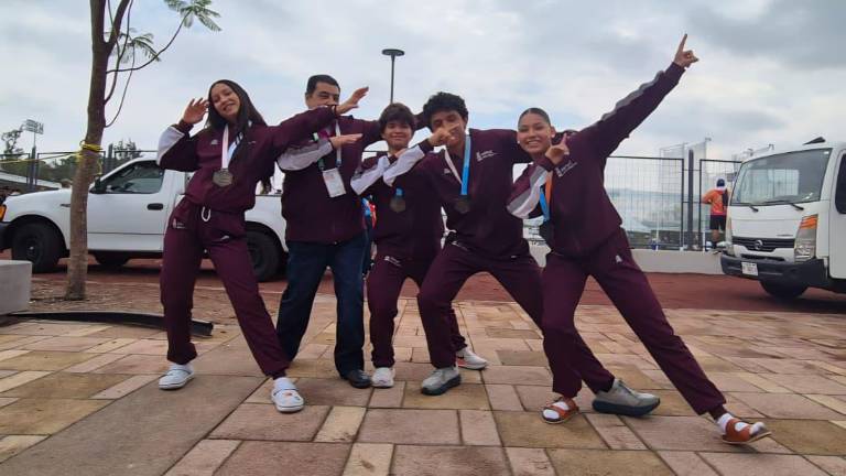 Los mazatlecos ganan en relevo combinado mixto de secundaria.